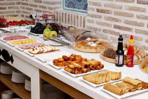 een buffet met veel verschillende soorten eten op een tafel bij Makon Art Hotel in Bukhara