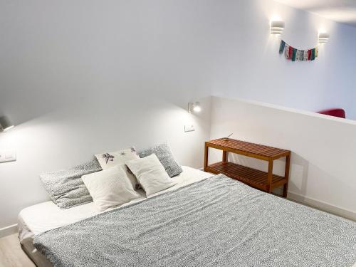 Ένα ή περισσότερα κρεβάτια σε δωμάτιο στο Refurbished Magic Loft Surf Beach Airport Included