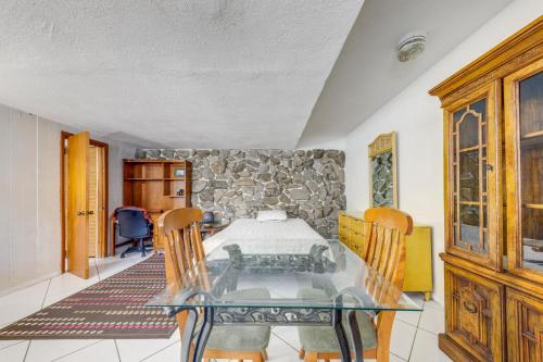Postel nebo postele na pokoji v ubytování 5 Mi to Hollywood Blvd! Miramar Apt with Shared Pool