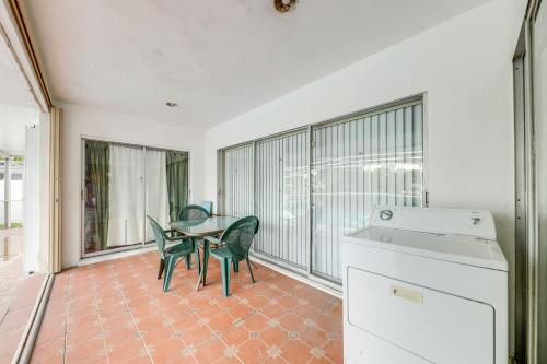 Fotografie z fotogalerie ubytování 5 Mi to Hollywood Blvd! Miramar Apt with Shared Pool v destinaci Andover