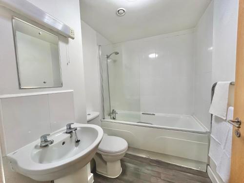 コベントリーにあるStylish - Coventry City Centre Stayの洗面台、トイレ、浴槽を備えたバスルーム