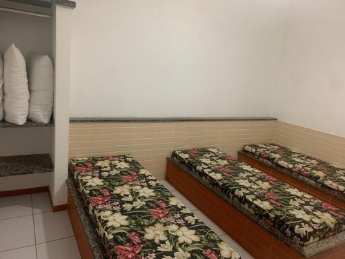 Ένα ή περισσότερα κρεβάτια σε δωμάτιο στο Apartamento edifício Mantiqueira - 1 quadra da praia do forte