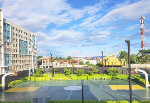 Tenis a/nebo squash v ubytování 2 Bedroom Condo at Centro Spatial at the Heart of Davao City nebo okolí