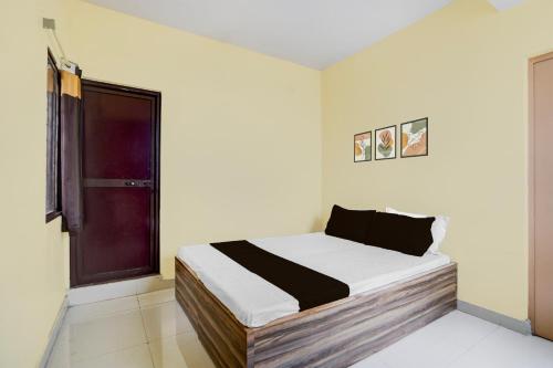 a bedroom with a bed in a room with a window at HOTEL O SOURYA RESIDENCY in Sānkchi