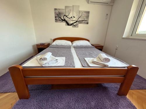 トレビニェにあるApartman Azraのベッド1台(タオル2枚付)