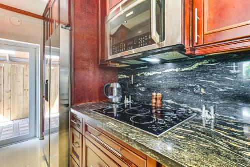 Η κουζίνα ή μικρή κουζίνα στο 3 Mi to Deerfield Beach! Home with Poolside Oasis!