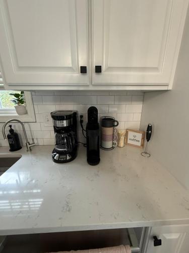 Dapur atau dapur kecil di Family stay with Pets, EV Charger, Peloton