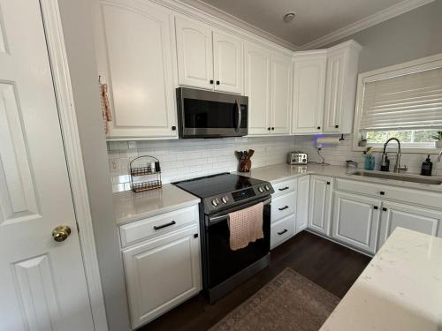 Dapur atau dapur kecil di Family stay with Pets, EV Charger, Peloton