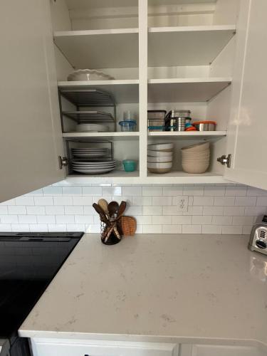 Dapur atau dapur kecil di Family stay with Pets, EV Charger, Peloton