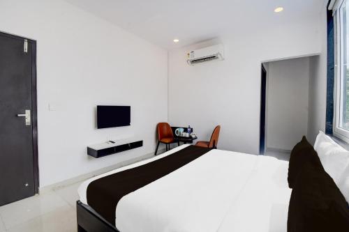Televisyen dan/atau pusat hiburan di Hotel O Madhav Residency