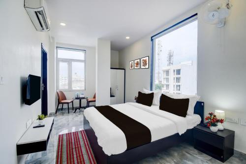 Televisyen dan/atau pusat hiburan di Hotel O Madhav Residency