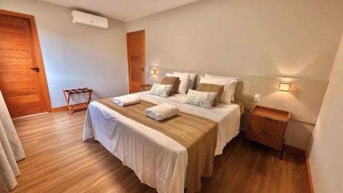 ein Schlafzimmer mit einem Bett mit zwei Kissen darauf in der Unterkunft Casa Morada do Lago in Santa Maria