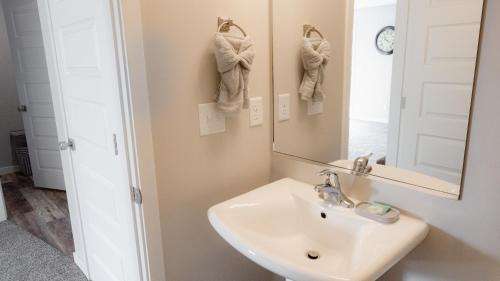 Et badeværelse på Idaho Falls Cozy Townhome Getaway Suites #1