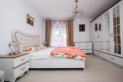 Ένα ή περισσότερα κρεβάτια σε δωμάτιο στο Casa Alexandru