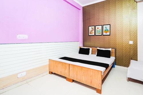 a bedroom with a bed in a room at Hotel O Pushpanjali in Haldwāni