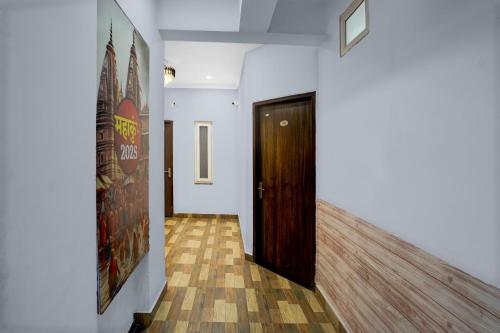 a hallway with a door and a wooden floor at HOTEL O GOLDEN MAJESTIC in Prayagraj