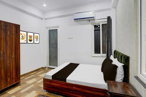 a bedroom with a bed and a window at HOTEL O GOLDEN MAJESTIC in Prayagraj