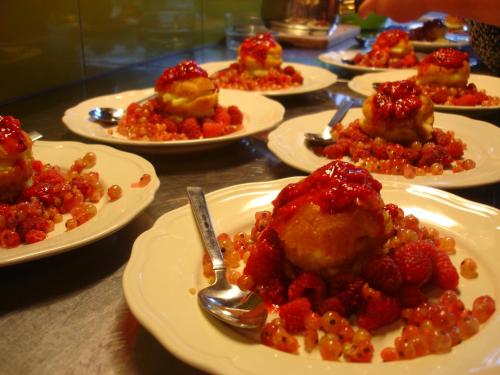 un groupe de plaques alimentaires sur une table dans l'établissement Les Deux Vélos Chambres d'Hotes-Table d'Hotes, à Biert