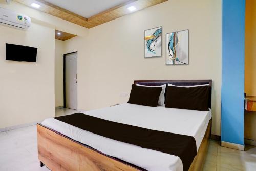 a bedroom with a large bed in a room at Hotel O Bhiwandi Road Railway Station Formerly Shivneri in Bhiwandi