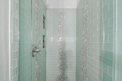 una doccia con una porta in vetro in un bagno di The American Dream Historic S Mt Vernon Craftsman a Prescott