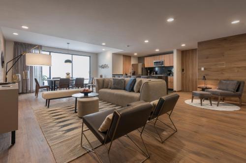 Χώρος καθιστικού στο Leonora by Viadora