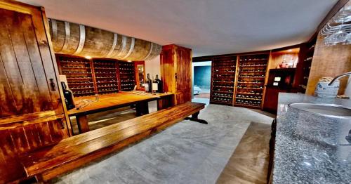 una cantina con mobili in legno e un lavandino di Plek van Vrede a Yzerfontein