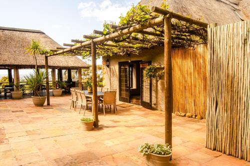 Taman di luar Ikhaya Safari Lodge