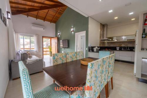 a kitchen and dining room with a table and chairs at Casa em Maresias com Churrasqueira e area de lazer in Maresias