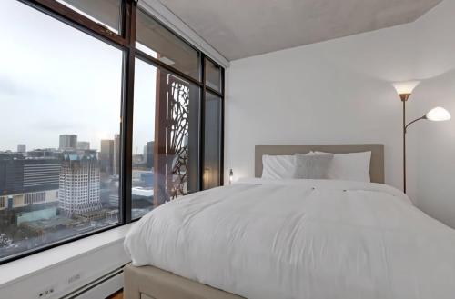 Ένα ή περισσότερα κρεβάτια σε δωμάτιο στο Tranquil Urban Escape, Cozy Feels in the City