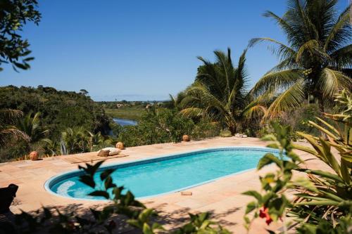 una piscina al centro di un resort di Pousada Lua Cheia Caraíva a Caraíva