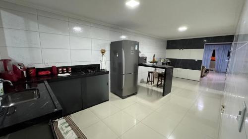 Η κουζίνα ή μικρή κουζίνα στο Spacious and comfortable vacation home for rent!
