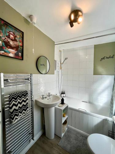 a bathroom with a sink and a bath tub and a sink at 3 Bedrooms house in center l Contractor l Family l in Gloucestershire