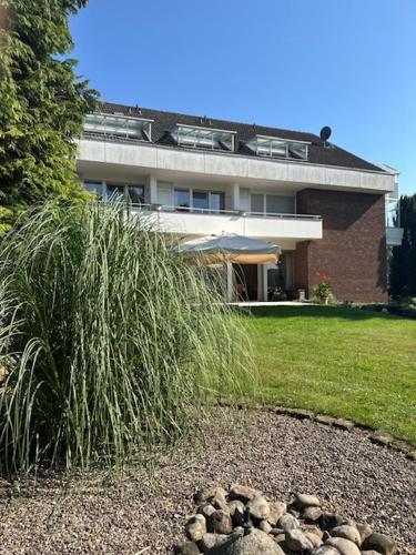 Un jardín fuera de Hotel Bevertal