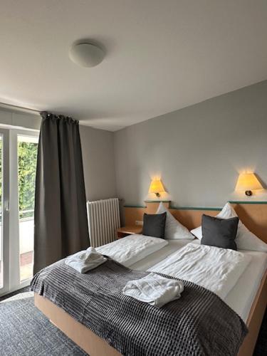 Una cama o camas en una habitación de Hotel Bevertal