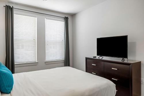 a bedroom with a bed and a flat screen tv at Spectacular Apartments by BCA Furnished Apartments in Atlanta