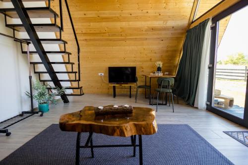 un salon avec une table et une télévision dans l'établissement Feeria Land Aframe, à Radoşi