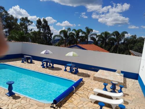 une vue d'une piscine depuis un complexe hôtelier dans l'établissement Pousada Fazendinha Alto da Serra, à Serra Negra