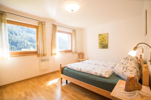 ein Schlafzimmer mit einem Bett und einem Fenster in der Unterkunft Chalet Leitn-Anger in St. Leonhard in Passeier