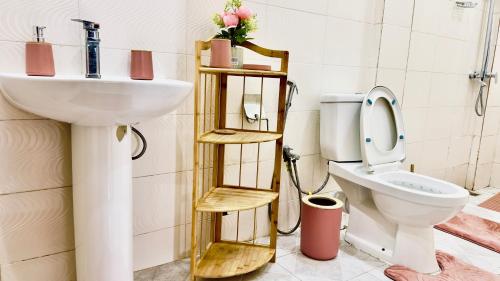 a bathroom with a toilet and a sink at Résidence FARASELAA in Dakar