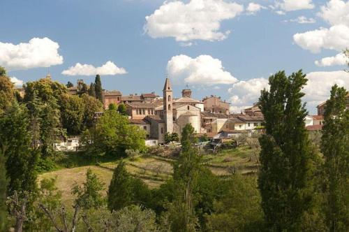 vistas a una ciudad con una iglesia y árboles en Ampio Appartamento Tra Siena ed il Chianti, en Castelnuovo Berardenga