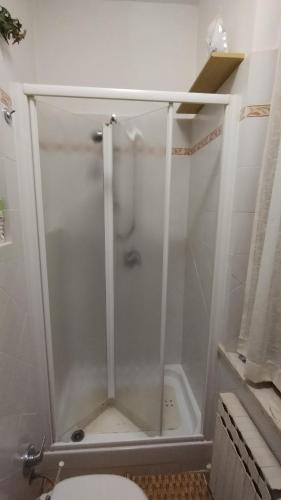 una ducha con puerta de cristal en un baño en Ampio Appartamento Tra Siena ed il Chianti, en Castelnuovo Berardenga