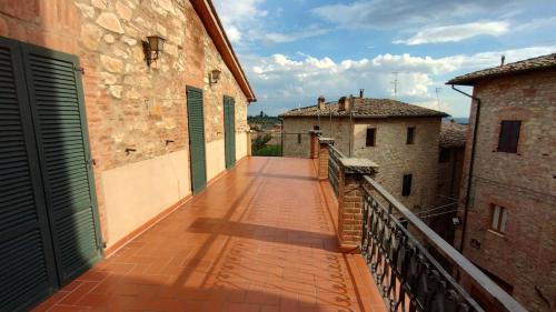 Un balcón o terraza de Ampio Appartamento Tra Siena ed il Chianti
