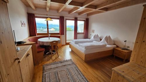 a bedroom with a bed and a desk and a window at Pension Pepi - Apartments I Bed - Breakfast in Perca