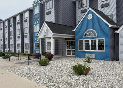 BlissPoint Inn & Suites, Northwood in Toledo