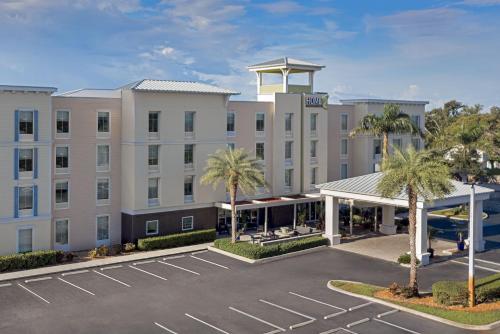 an exterior view of a hotel with a parking lot at Home2 Suites By Hilton Nokomis in Nokomis