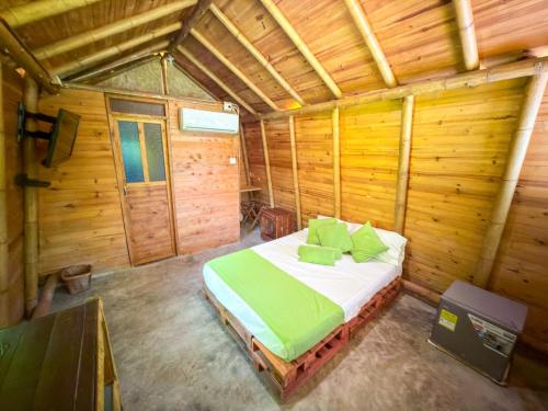 a bedroom with a bed in a wooden cabin at Solvae EcoHotel in San Jerónimo