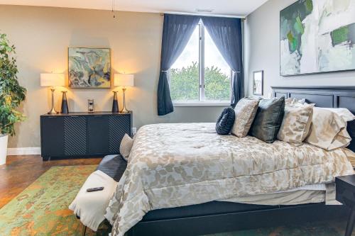 Ένα ή περισσότερα κρεβάτια σε δωμάτιο στο Modern Dtwn Condo with Balcony in Hendersonville