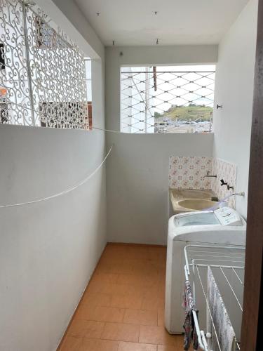 a small room with a sink and a window at Casa em área nobre de Juiz de Fora in Juiz de Fora