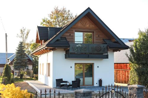 a house with a balcony on top of it at Spis na Podhalu in Koniówka
