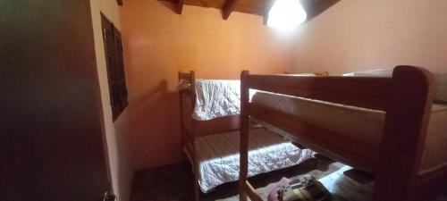 een slaapkamer met twee stapelbedden in een kamer bij Cabaña Cerca del rio Cabalango in Cavalango
